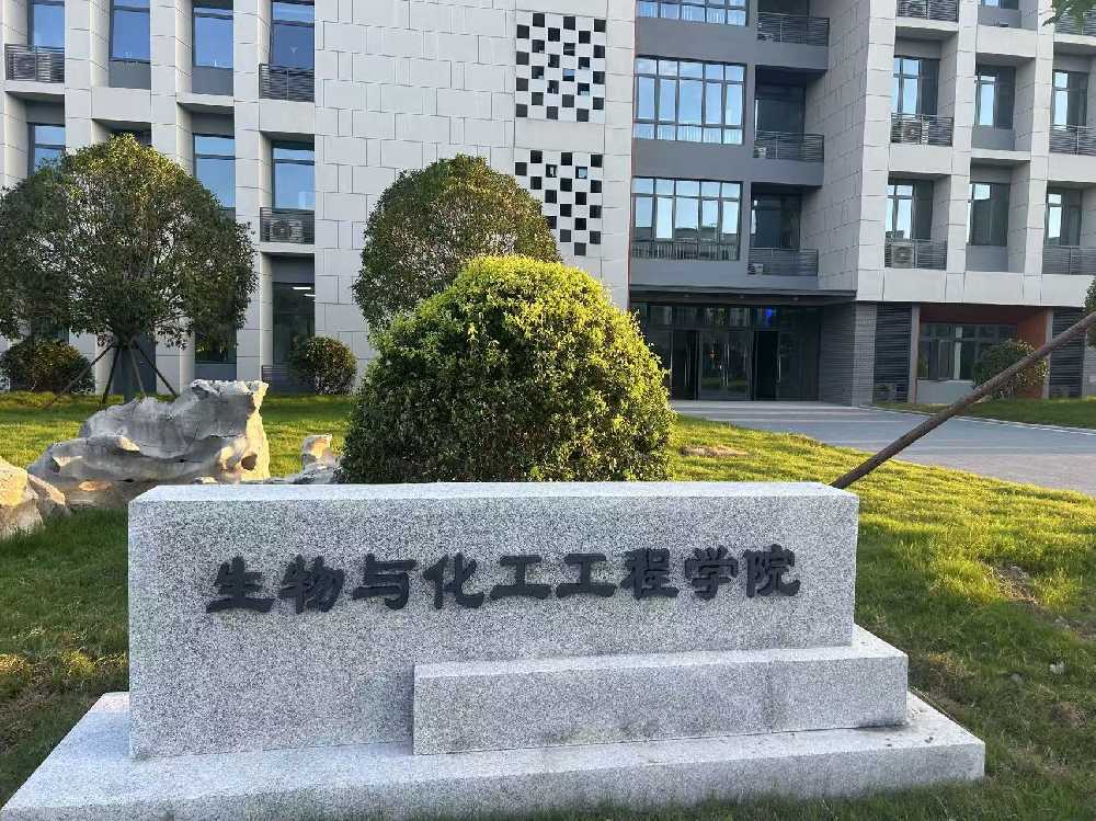 卡若区扬州职业大学体育场高杆灯项目